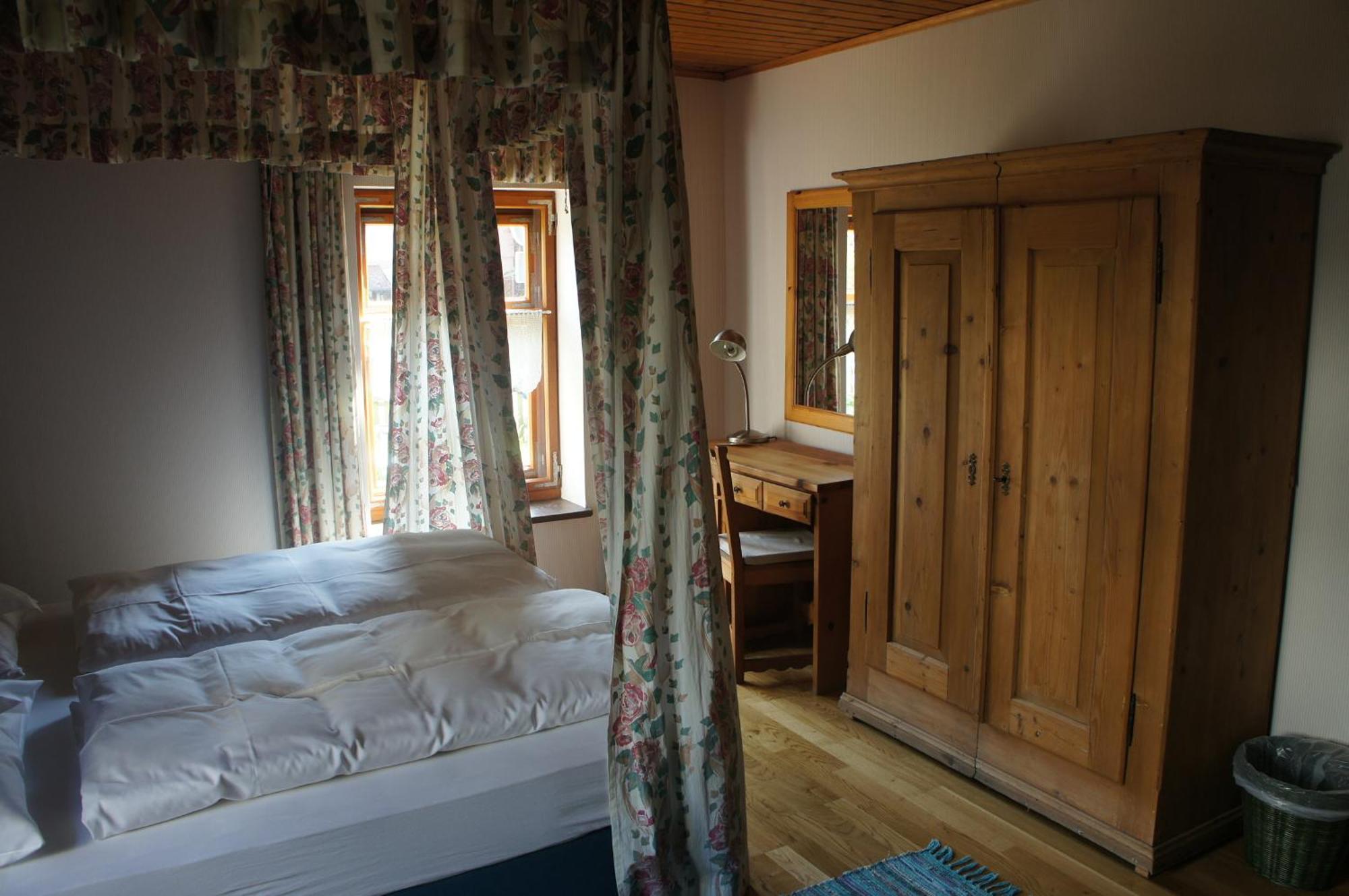 Hotel Schwarzer Adler Erlangen Pokoj fotografie